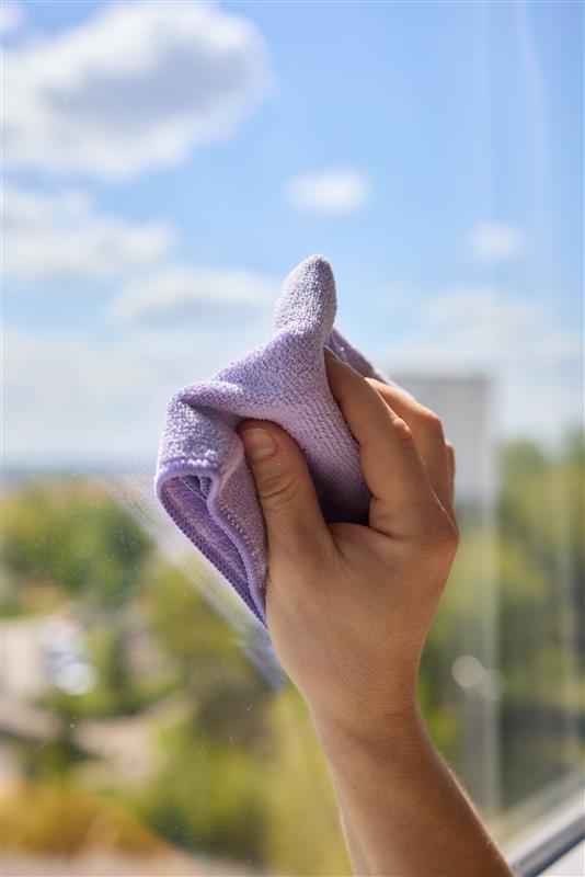 Best Motion to Wipe Glass for a Streak-Free Finish