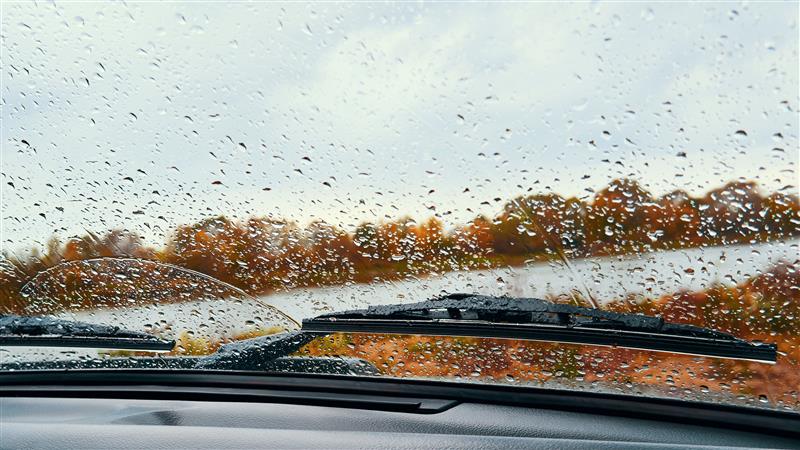 Windshield Water-Beading vs. Streaking: What It Means and How to Fix It for Perfect Clarity
