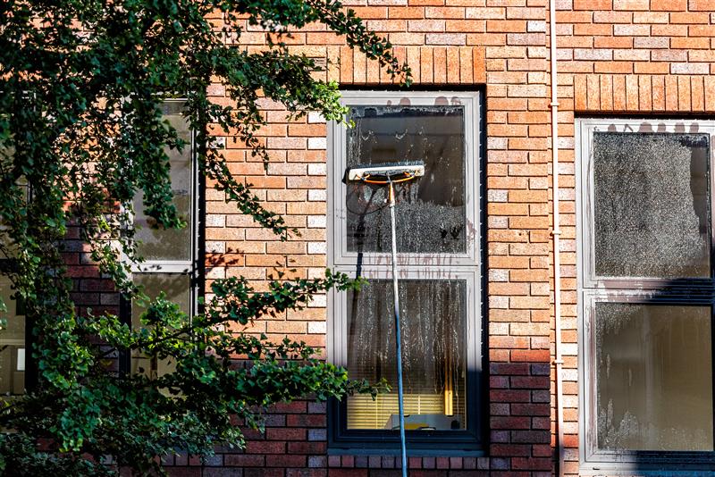 How to Clean Hard-to-Reach Outside Windows Safely and Effectively