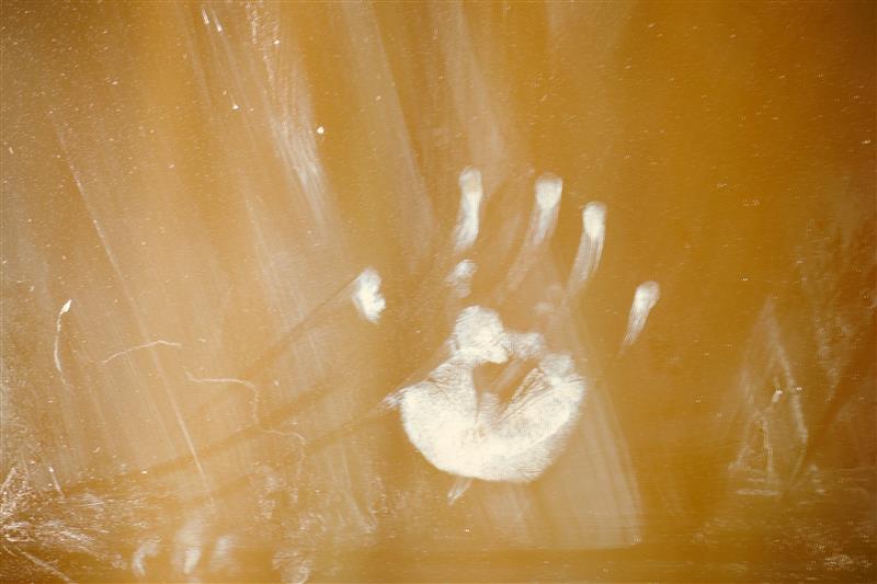 How to Remove Fingerprints from Glass Without Streaks