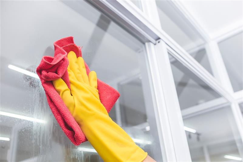 Microfiber Cloths vs. Paper Towels: The Best Way to Clean Glass Without Streaks